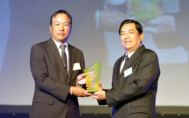 トヨタ・モーター・タイランド 棚田京一社長（右）と富士通テンタイランド 藤原博之社長