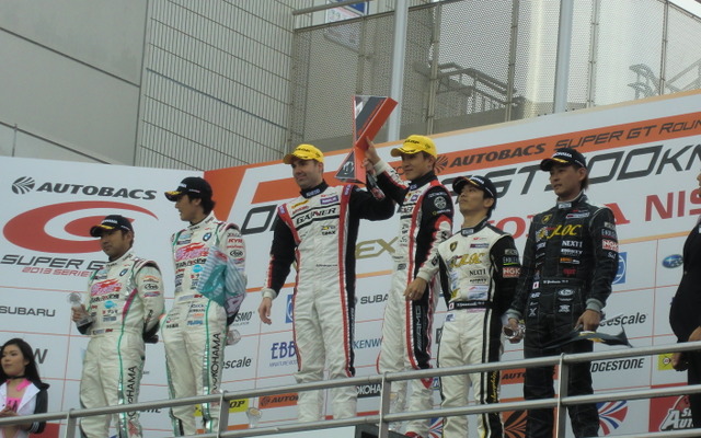 GT300の表彰式。優勝は平中克幸（中央右）&ビルドハイム（同左）。