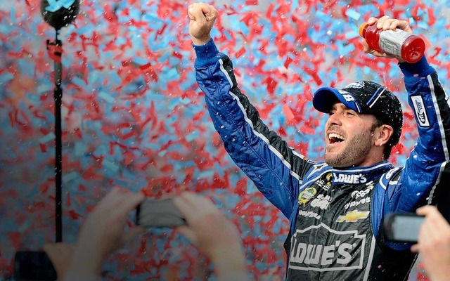 勝利を祝うジミー・ジョンソン