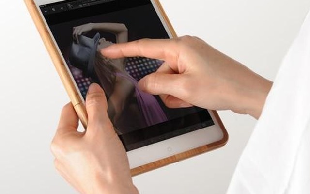 「iPad mini用木製ケース」（型番：EEA-YW0932）の利用イメージ（iPad miniは別売）