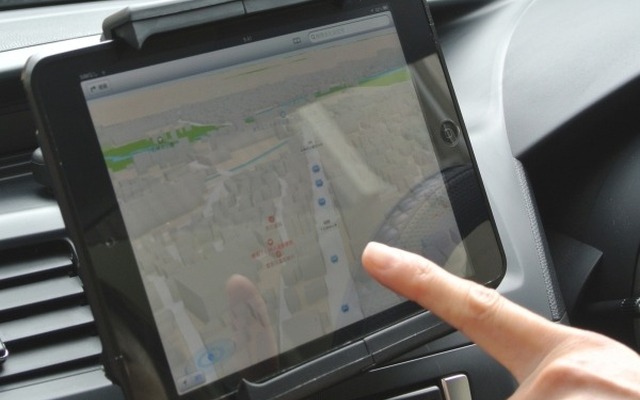 エバーグリーン・7～10インチタブレット用オンダッシュ車載ホルダー
