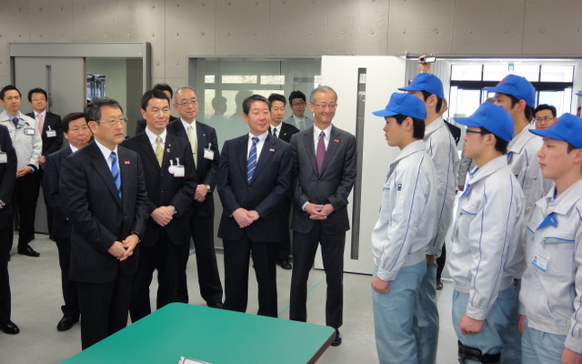 トヨタ東日本学園で生徒を激励する豊田社長