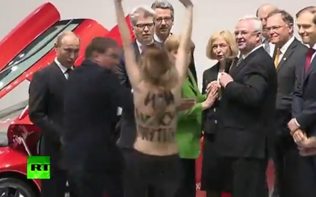 ドイツ・ハノーバーメッセで上半身が裸の女性活動家から襲撃を受けたロシアのプーチン大統領