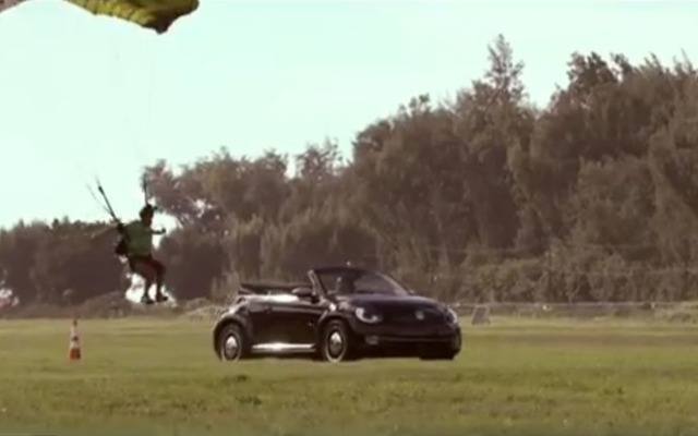 VWザ・ビートルカブリオレの助手席を目指すスカイダイバー