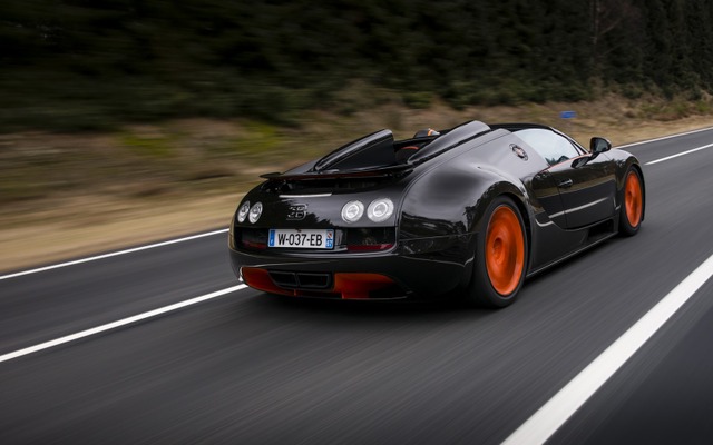 量産オープンカーの世界最高速記録となる408.84 km/hを計測したブガッティヴェイロン16.4 グランスポーツ ヴィテッセ
