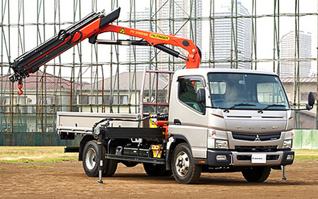 パルフィンガー製ナックルブームクレーンを搭載した小型トラック「キャンター」（撮影用特別仕様車）