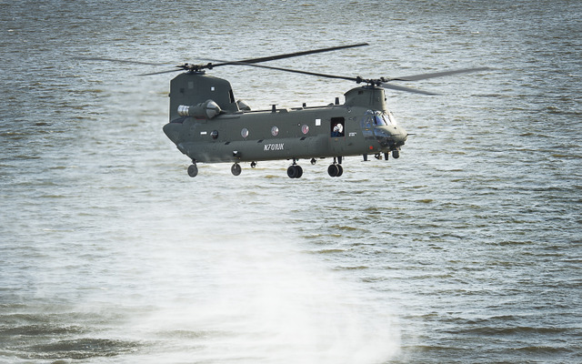 CH-47チヌーク重量物吊下ヘリコプター