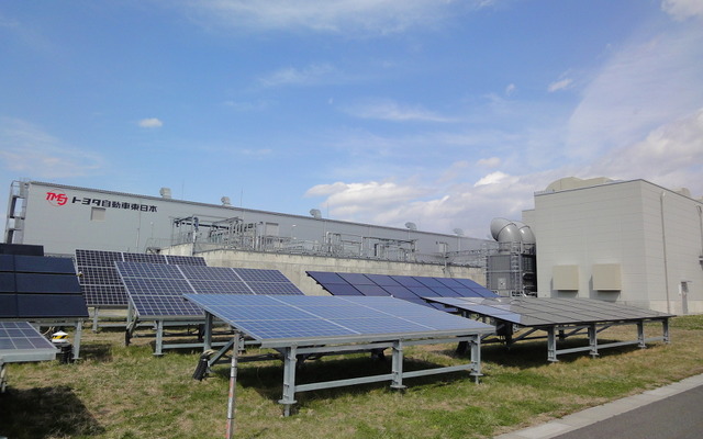 F-グリッドのコージェネ（右）と太陽光発電装置