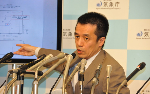 解説する長谷川洋平地震津波監視課長（17日・気象庁）