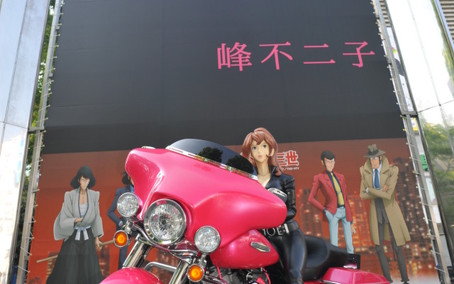 新宿駅東口前に展示されたバイク王「峰不二子」等身大フィギアとオリジナルバイク・ハーレーダビッドソンFLHT（18日・新宿3丁目）