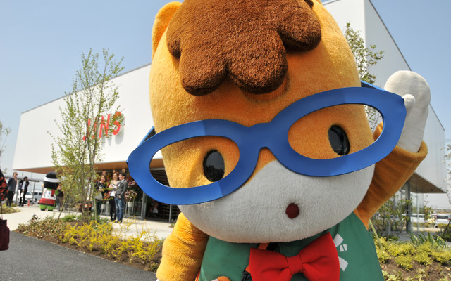 JINS（ジンズ）パワーモール前橋みなみ店の前で特注メガネをかけたぐんまくん