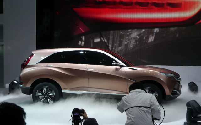 回転台に乗って回転し始めた「Acura Concept SUV-X」
