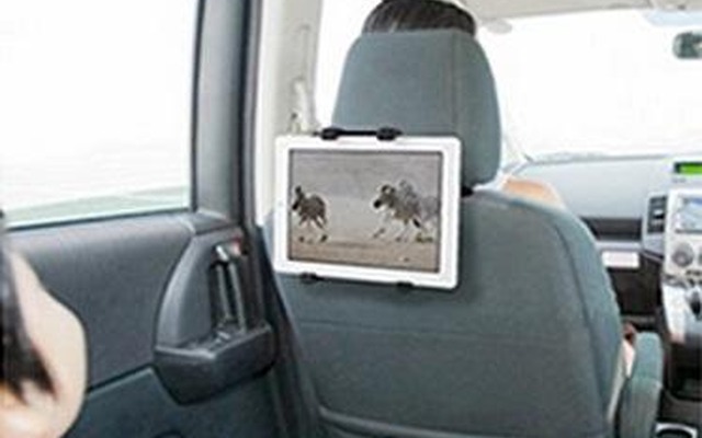 「iPad用 カーホルダー（後部座席タイプ）」利用イメージ（iPadは別売）