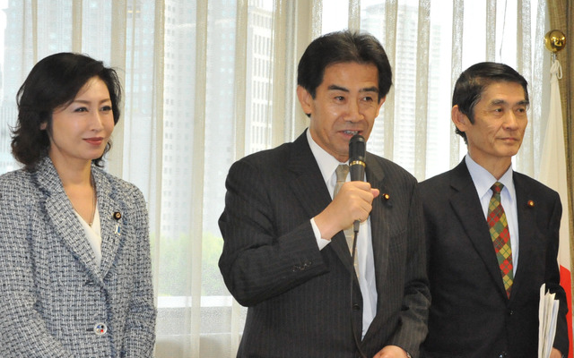 自民党オートバイ議連、逢沢一郎会長（中）今村雅弘幹事長（右）、三原じゅん子事務局長（左）