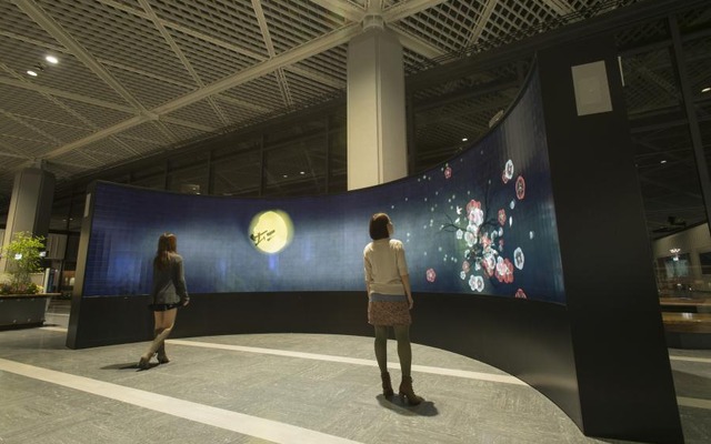 成田空港、385インチのデジタルサイネージでアート作品を紹介