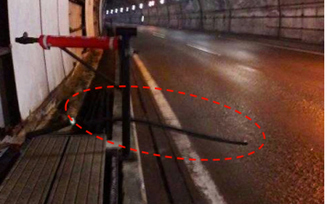 長野自動車道の塩嶺トンネル内で管路材が走行車線上にはみだす事象が発生