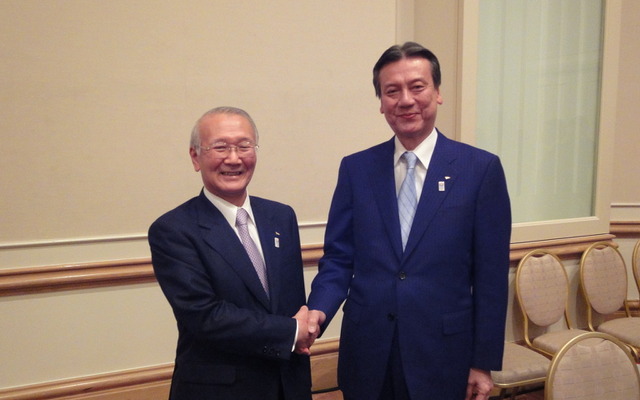 ダイハツ　三井副社長（右）と伊奈社長