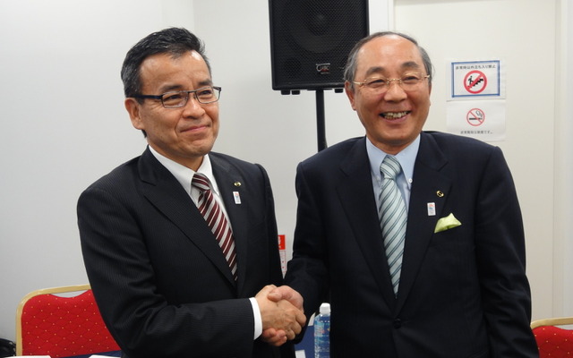 日野　市橋副社長（左）と白井社長