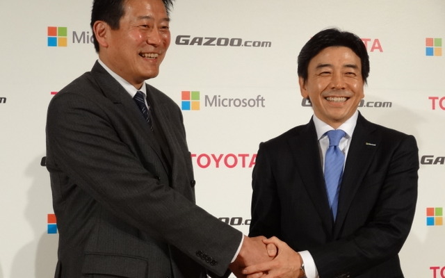 トヨタの山田氏とマイクロソフトの小原氏がサービスの強化を巡って固く握手