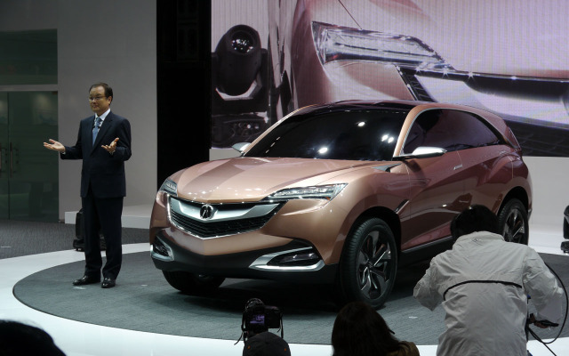 「Acura Concept_SUV-X」を紹介するホンダの伊東孝紳社長
