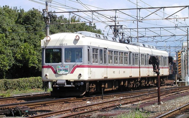 撮影会参加者向けに運転される10020形の10025号と10026号。これにクハ173形の174号を連結して3両編成で運転される。