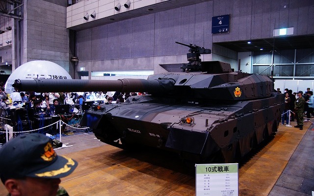 今年の目玉は防衛省ブースに持ち込まれた本物の戦車。