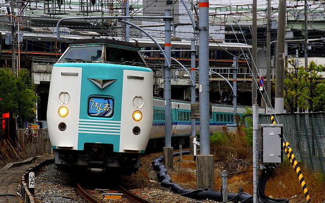 梅田貨物駅を通過する特急列車（2013年4月末）