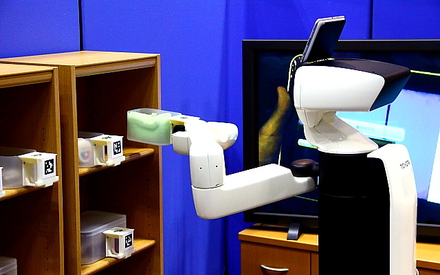 国際福祉機器展H.C.R.2012で公開されたトヨタの生活支援ロボットのデモンストレーション