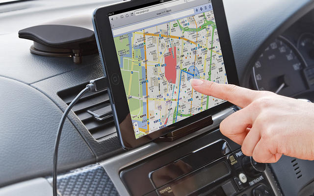 タブレットをダッシュボードに取り付けできる車載ホルダー。地図機能を使ってカーナビにも