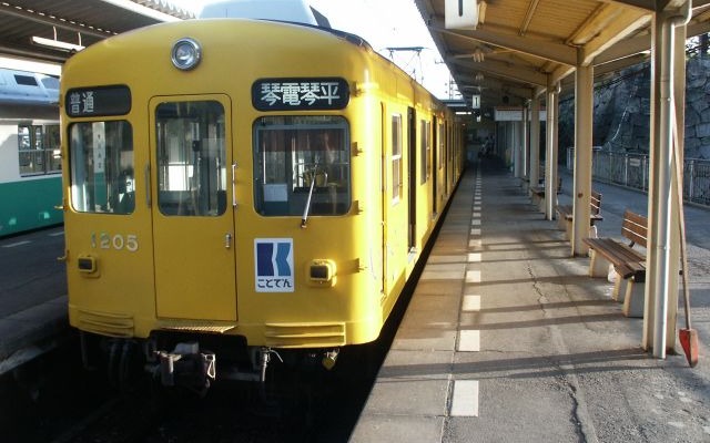 高松琴平電気鉄道（ことでん）の1200形。京浜急行電鉄（京急）700形の中古車両で、現在は琴平線と長尾線で運転されている。