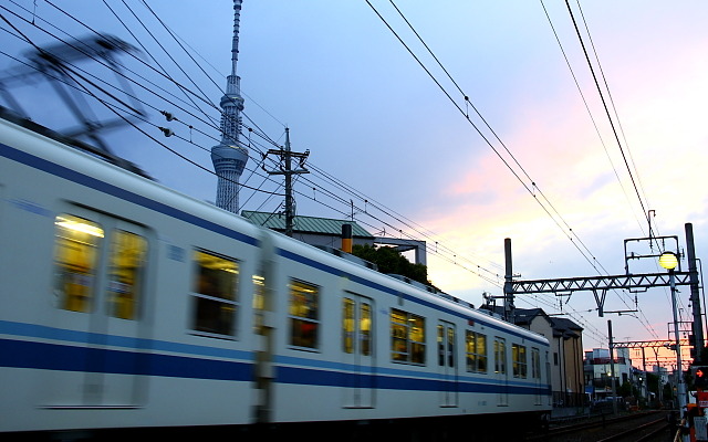 東京スカイツリーを左手に見て曳舟へ向かう亀戸線電車