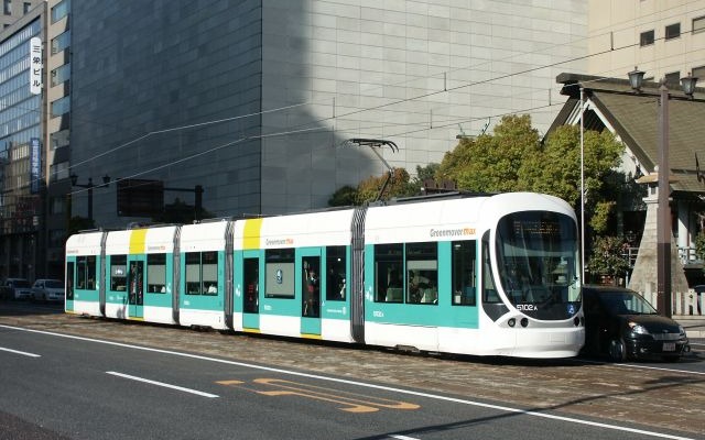 広島電鉄の5100形「Green mover max」。