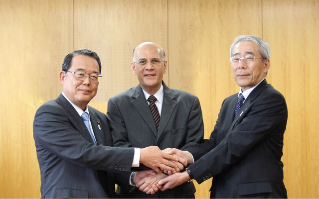 左からトヨタ紡織 飯田副社長、タール社 リズビCEO、豊田通商 浅野副社長