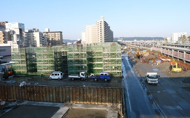富山駅構内で工事が進む北陸新幹線の高架橋（左）。