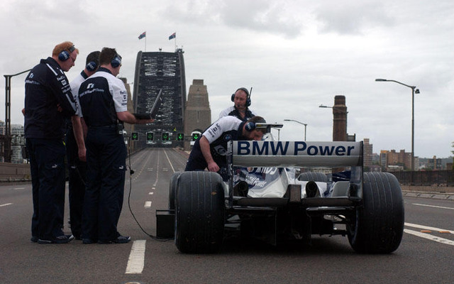 ウェーバー、F1マシンでシドニー・ハーバー・ブリッジを走行