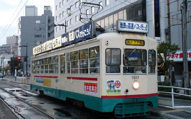 富山駅前停留場に停車している富山地鉄富山軌道線のデ7000形。