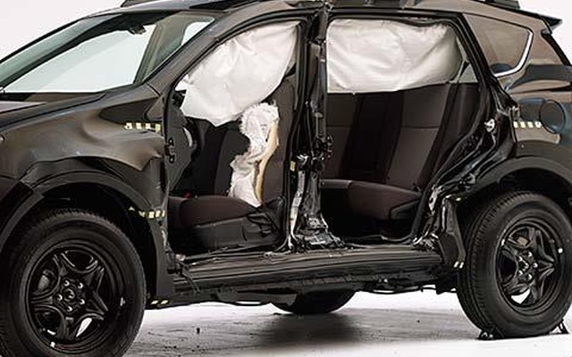米IIHSが実施した新型トヨタ RAV4 の衝突テスト