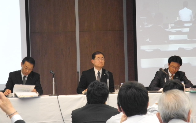 パナソニックの13年3月期決算会見風景。ひな壇中央が河井英明常務