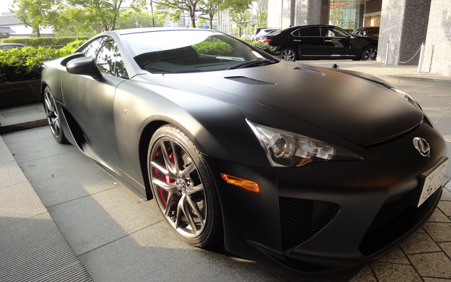 パレスホテル東京の車寄せに到着したLFA