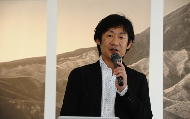 2013年度の動向について発表するトヨタマーケティングジャパンの喜馬克治さん