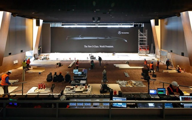 新型メルセデスSクラスのワールドプレミア会場となるドイツ・ハンブルクのエアバス社A380デリバリーセンター