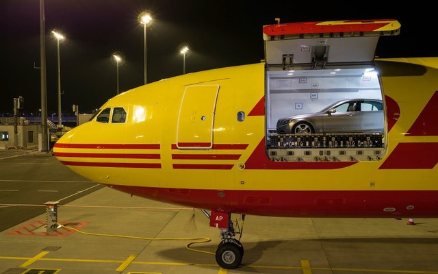 DHLの貨物機で輸送される新型メルセデスベンツSクラス