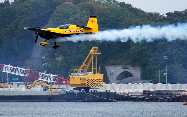 福島県いわき市の小名浜港で披露された室屋義秀さんによるアクロバット飛行。天候調査ということだったが、激しい挙動と超低空飛行を披露している。