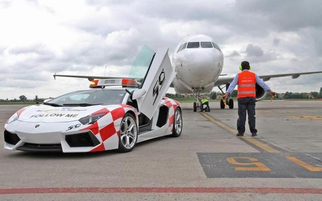 イタリア・ボローニャ空港の誘導車として活躍するランボルギーニアヴェンタドールLP700-4