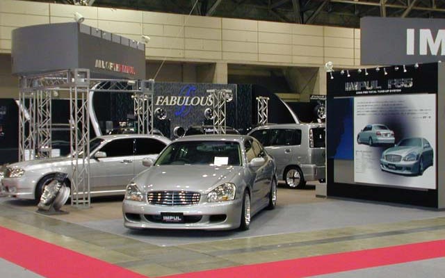 【オートサロン2001速報】寝静まった会場に運び込まれた新型『シーマ』!!