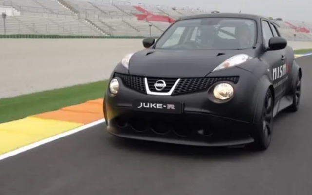 スペインのサーキットを走行する日産ジューク-R