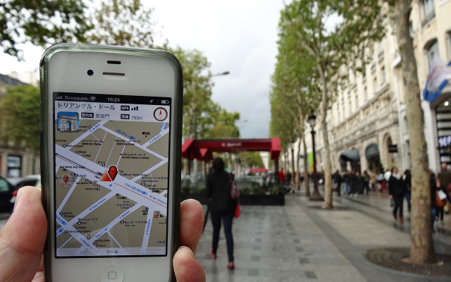 iPhone4Sで利用中の「「マップルリンク」。パリのシャンゼリゼ通りで現在地がわかる頼もしさがいい