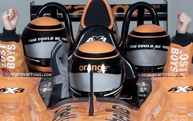 アロウズが2001年シーズン向けに3シーターF1マシンを発表