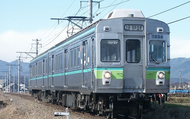 上田電鉄の7200系。現存する2編成はモハ5250形「丸窓電車」のイメージを再現した「まるまどりーむ号」に改装されており、塗色なども変更されている。
