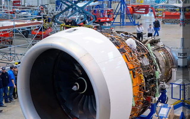 A350 XWBへのトレントXWBエンジン取り付け作業